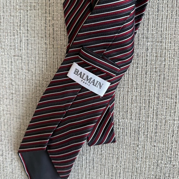 Balmain Elegant Red and Black Diagonal Tie 100% silk - Picture 2 of 3